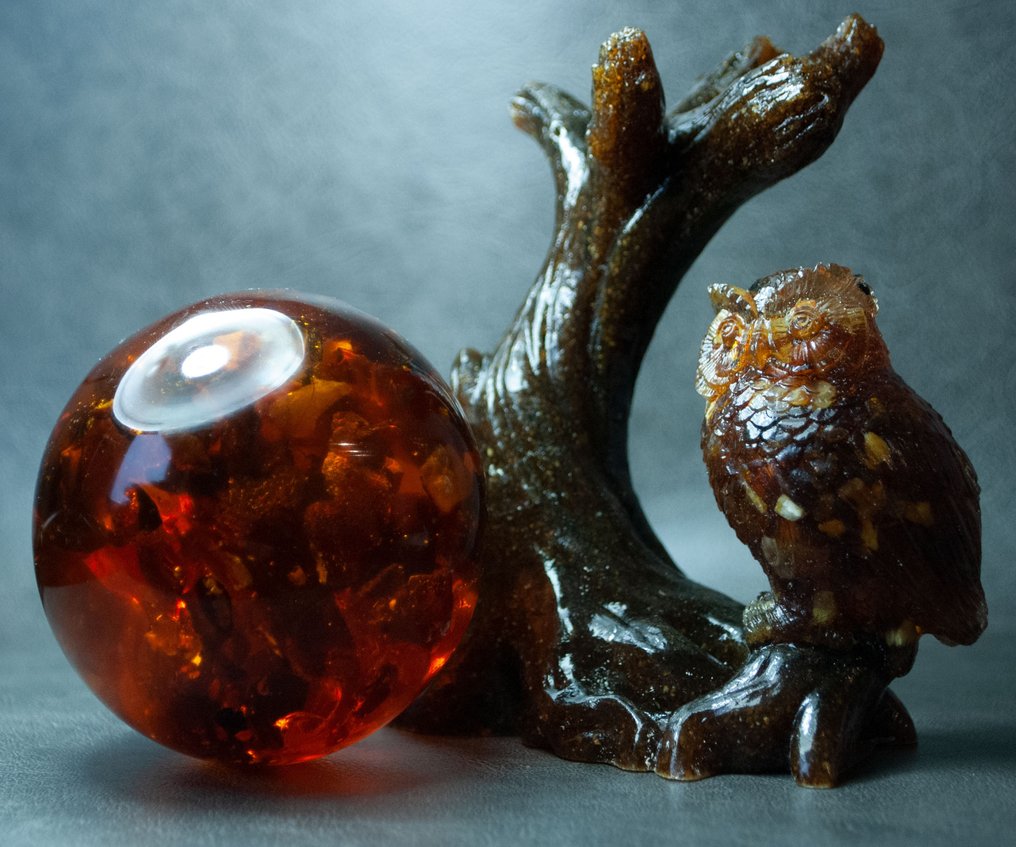 Uil en Boom Baltische Barnsteen beeldhouwwerk dat een Barnsteenkogel vasthoudt - Barnsteen - Meditation - 17 cm (Zonder minimumprijs) #3.2