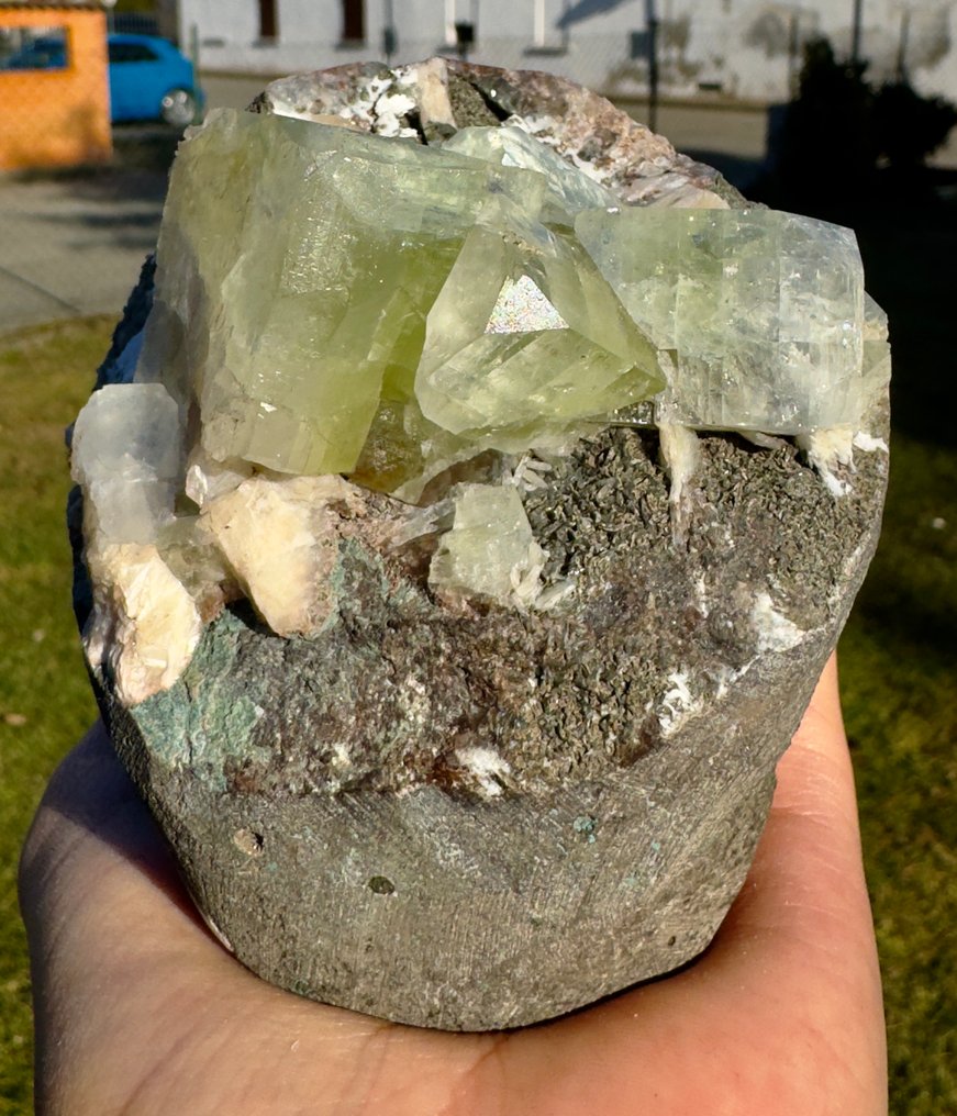 獨特的綠色立方魚眼石與方沸石在基質上生長 水晶在矩陣上 - 高度: 10 cm - 闊度: 9 cm- 764 g - (1) #1.0