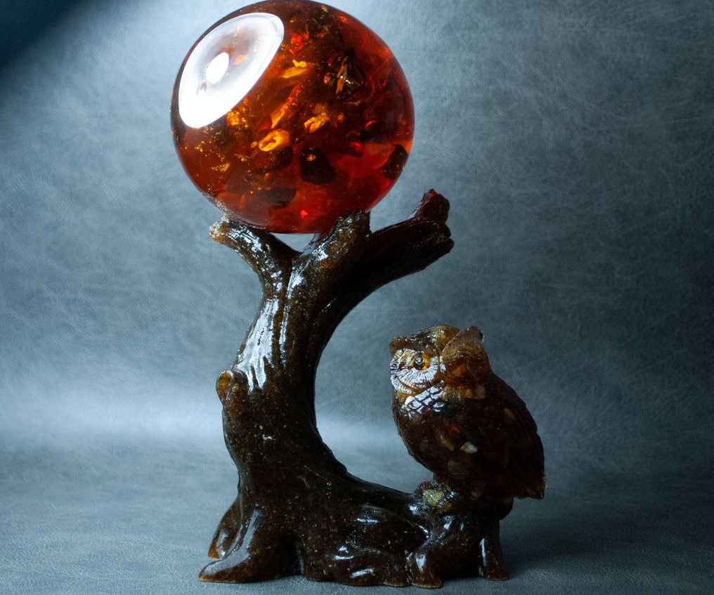 Uil en Boom Baltische Barnsteen beeldhouwwerk dat een Barnsteenkogel vasthoudt - Barnsteen - Meditation - 17 cm (Zonder minimumprijs) #1.0