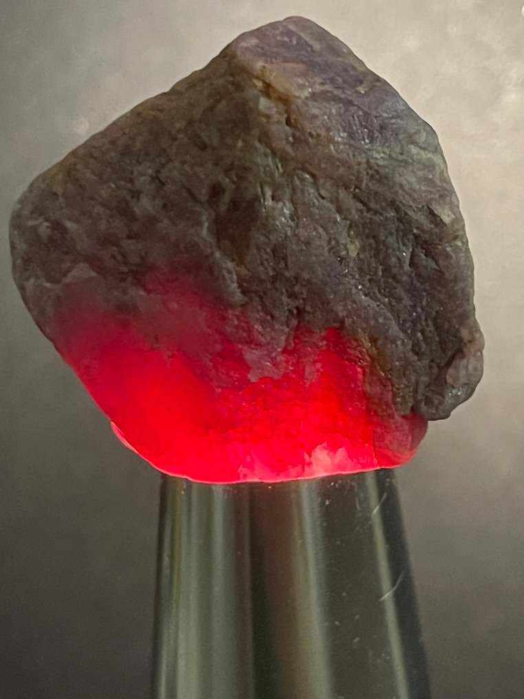 Rubin Durva. Kivételes Mozambik Pinkish Blood Ruby Crystal. 359 Cts. - Magasság: 36 mm - Szélesség: 35 mm- 71.8 g #1.0