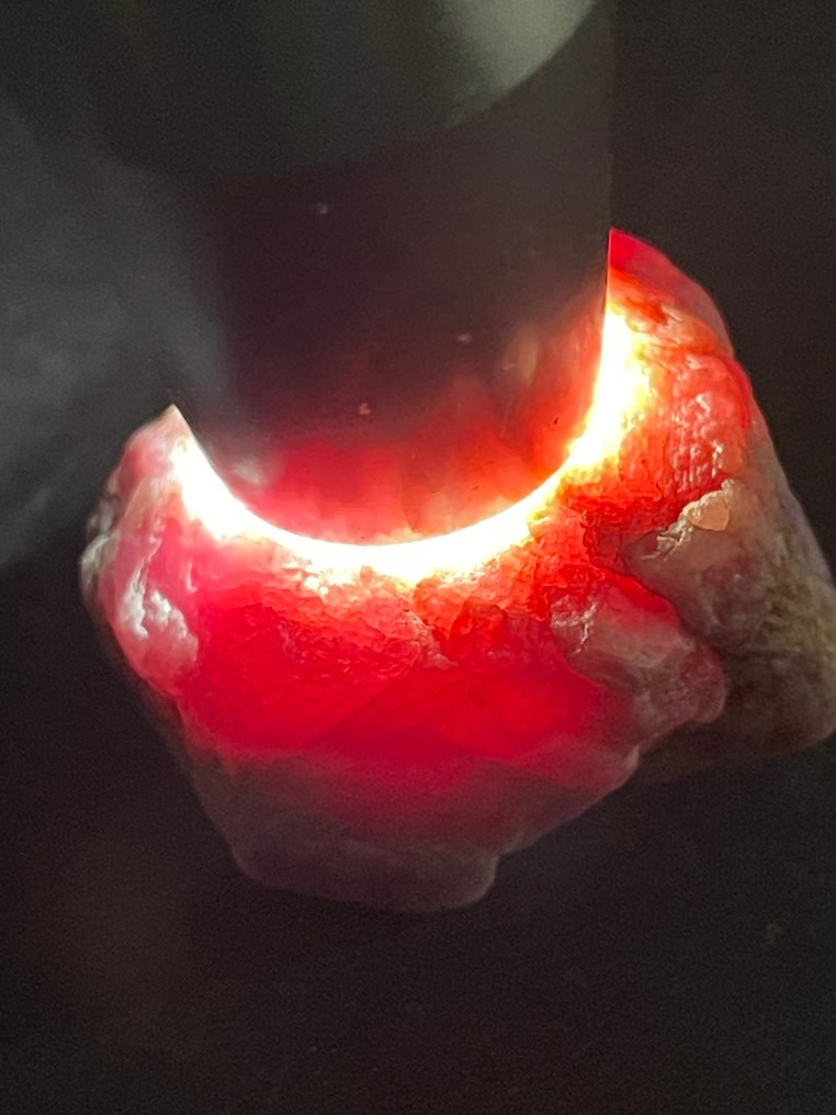 Rubin Durva. Kivételes Mozambik Pinkish Blood Ruby Crystal. 359 Cts. - Magasság: 36 mm - Szélesség: 35 mm- 71.8 g #4.3