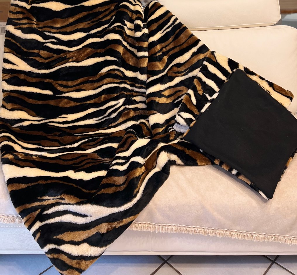 优雅的90年代格子布套装和两个靠垫，环保虎纹人造毛皮。 - 盖毯  - 1.5 m - 1.4 m #1.0