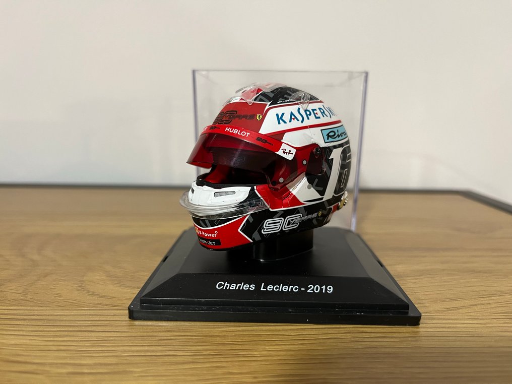 Spark 1:5 - Modell racerbil - Bell - Charles Leclerc Ferrari 2019 #1.0