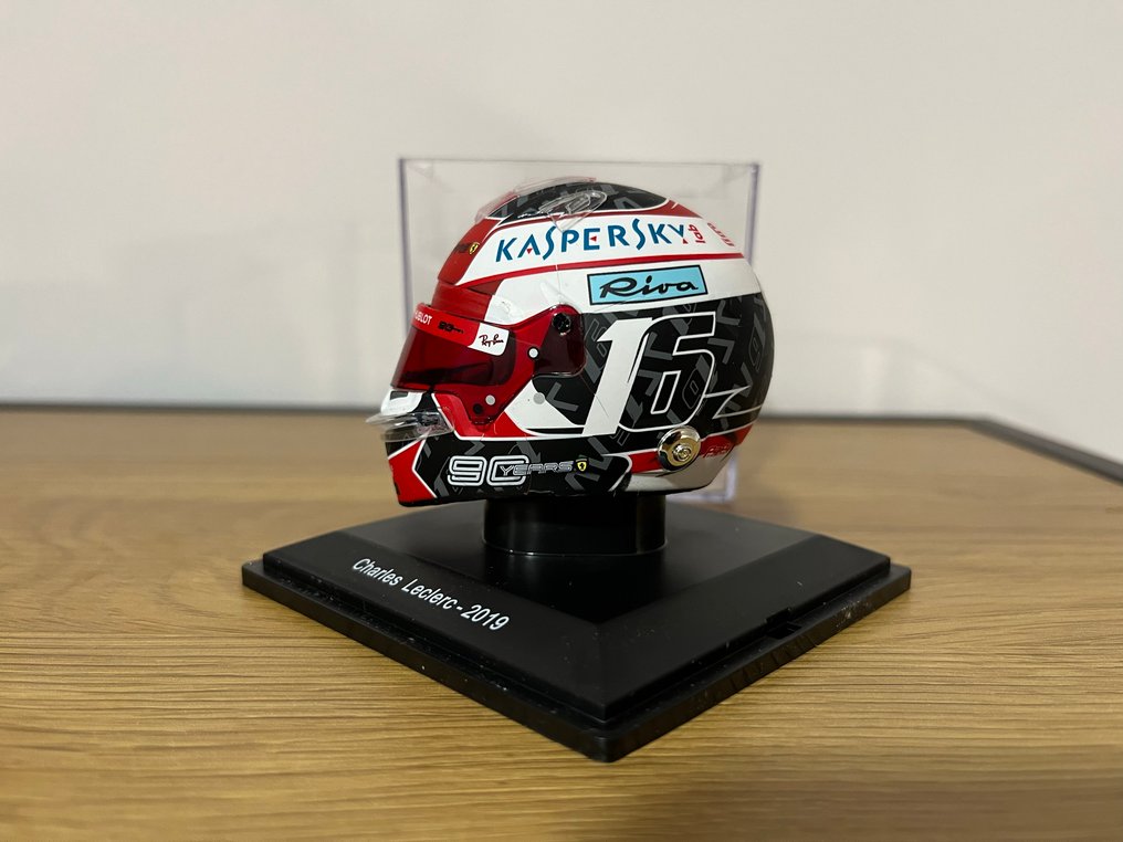 Spark 1:5 - Modell racerbil - Bell - Charles Leclerc Ferrari 2019 #2.1