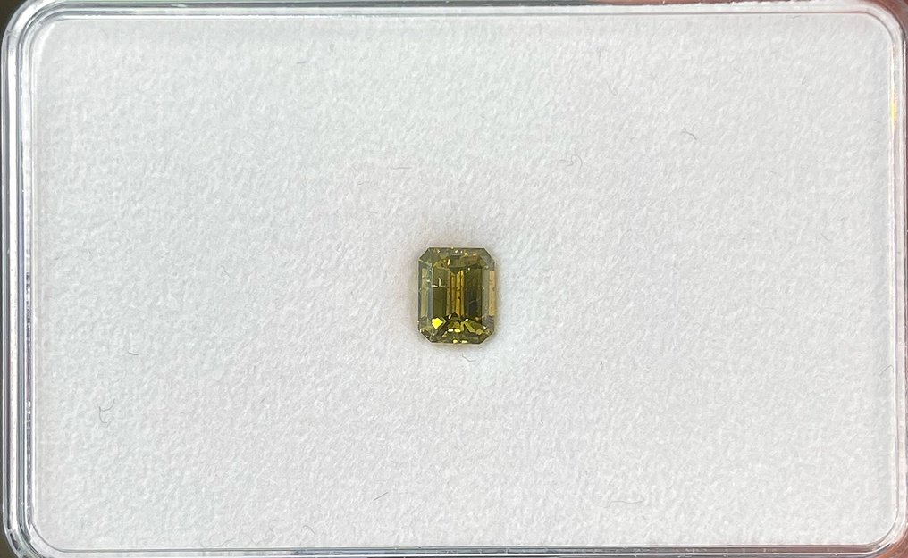 1 pcs 钻石  (天然色彩的)  - 0.86 ct - 祖母绿 - Fancy dark 棕色, 稍帶綠色的 黄色 - I1 内含一级 - 美国宝石研究院（GIA） #4.3