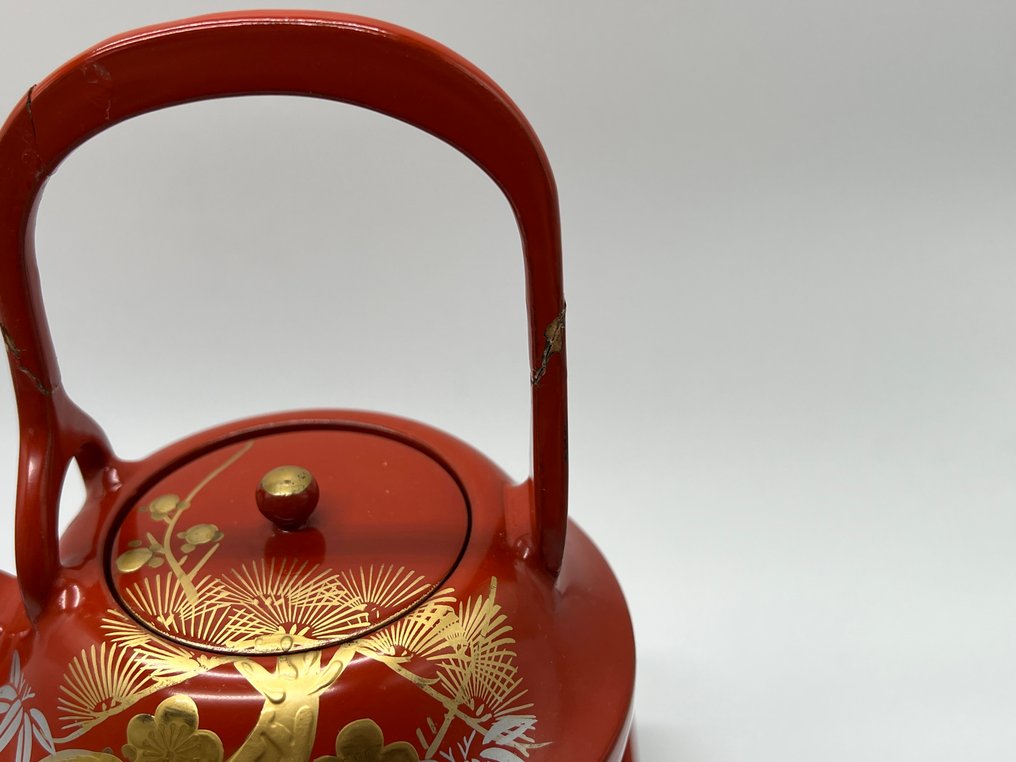 Lacquerie Echizen, Tosoki, or Mekie, avec un fond solide, ornementation en or représentant pin, - Bois, Laque - Japon - Période Shōwa (1926–1989) #4.3