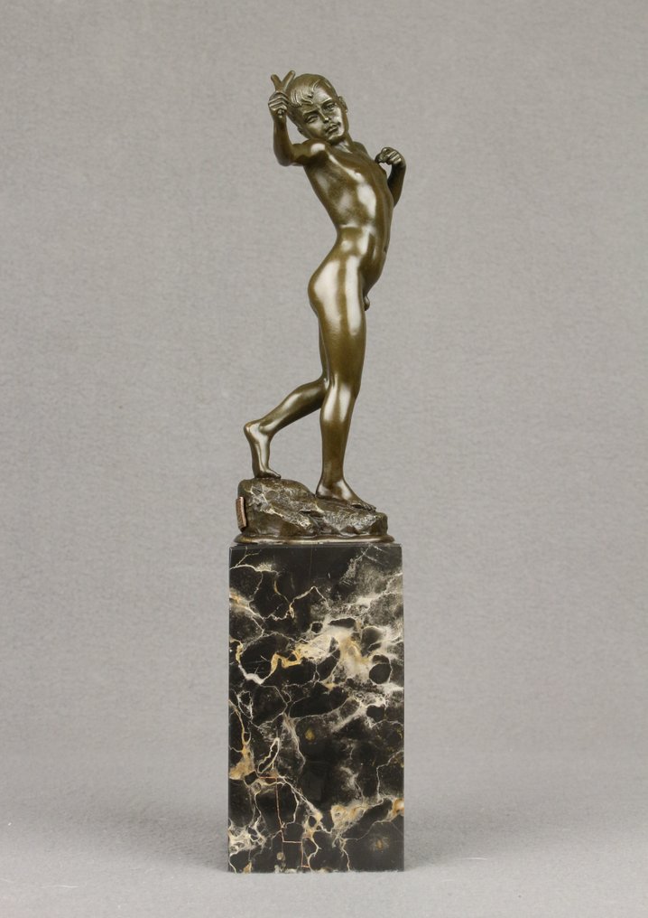 Rzeźba, Milo - Boy with Slingshot - 2 kg - 32 cm - Brąz patynowany #3.2