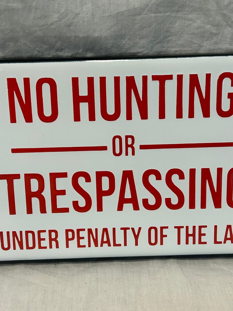 Enamel sign - No hunting or trespassing. - Enamel #3.2