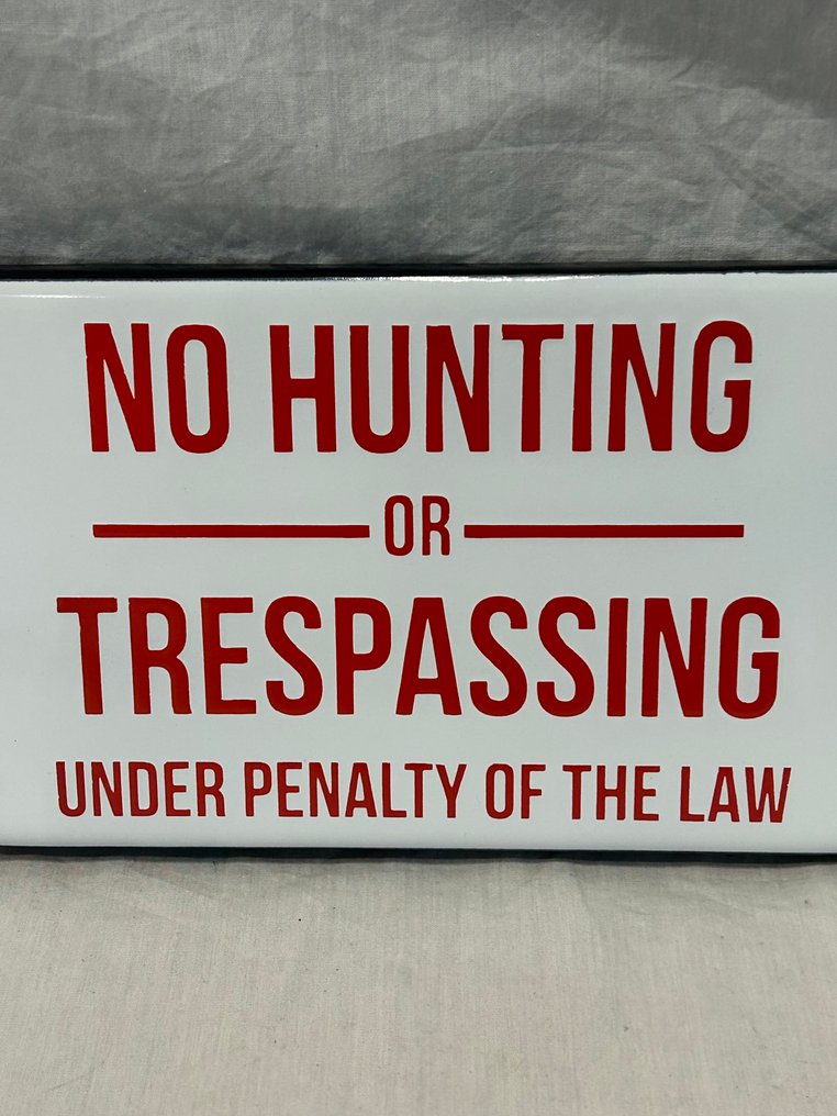 Enamel sign - No hunting or trespassing. - Enamel #1.0