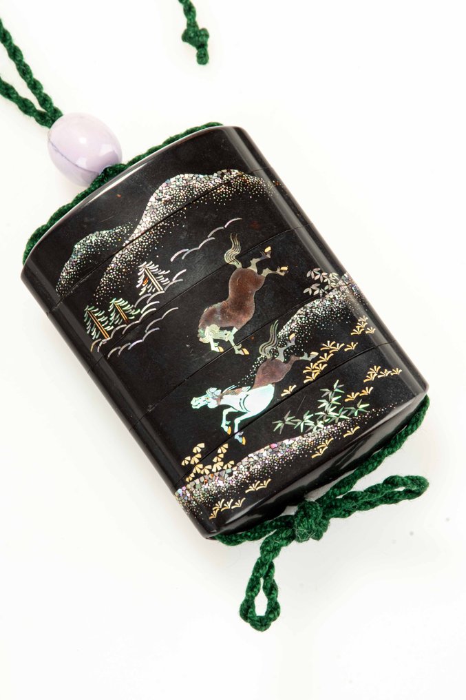 Κουτί - Ένα λεπτό τετράπλευρο ιαπωνικό inro από μαύρο λακαριστό ξύλο σε στυλ Somada, με λεπτομερή διακόσμηση - Ξύλο, λακας #1.0