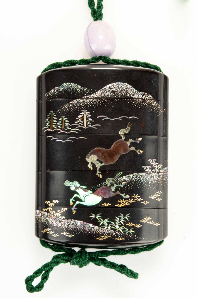 Κουτί - Ένα λεπτό τετράπλευρο ιαπωνικό inro από μαύρο λακαριστό ξύλο σε στυλ Somada, με λεπτομερή διακόσμηση - Ξύλο, λακας #4.3