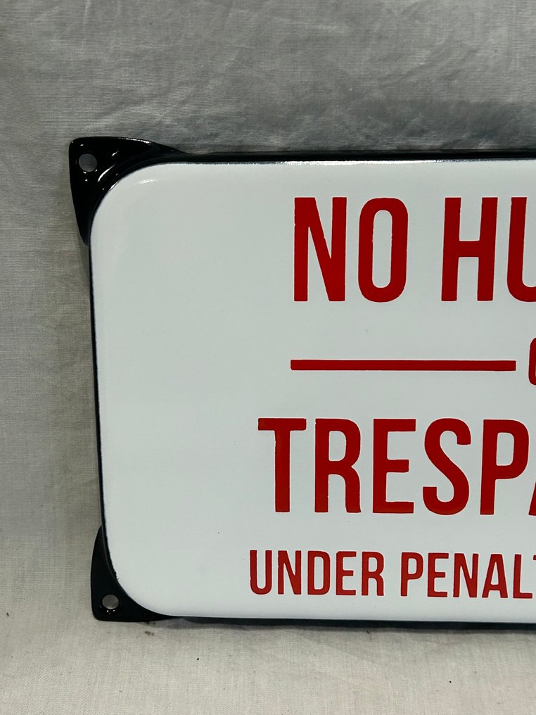 Enamel sign - No hunting or trespassing. - Enamel #2.1