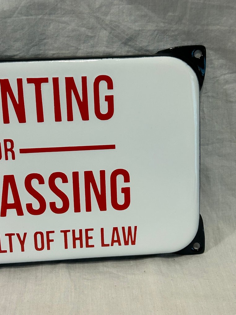 Enamel sign - No hunting or trespassing. - Enamel #4.3