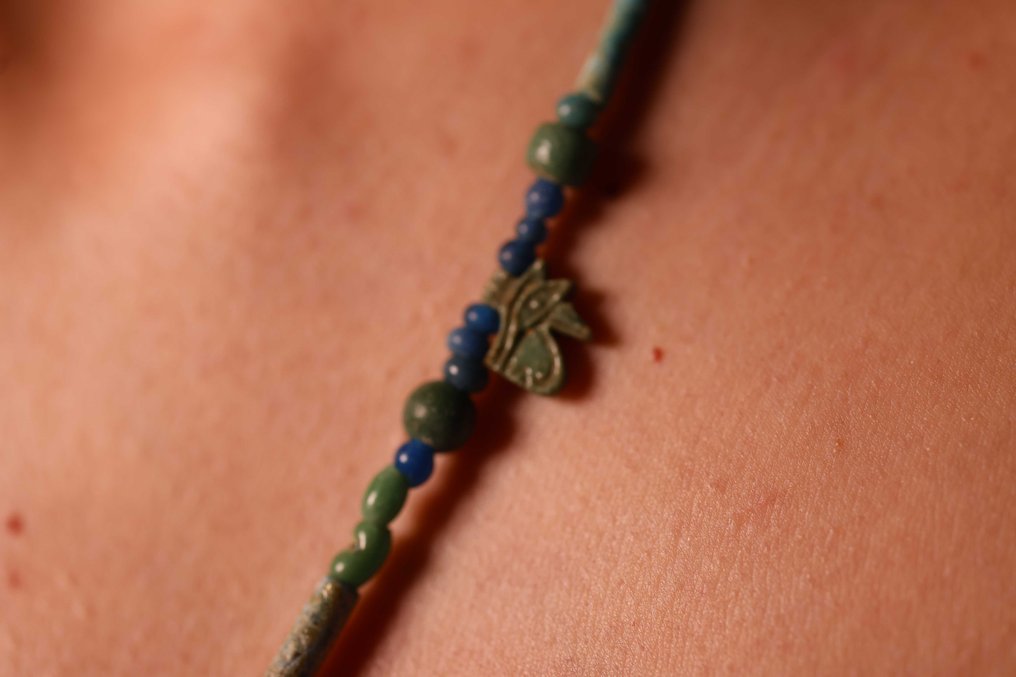 Αρχαία Αίγυπτος Κολιέ με φυλαχτά Udjat (Μάτι του Ώρου) με ισπανικό διαβατήριο για την Ευρωπαϊκή Ένωση. - 29 cm #1.0