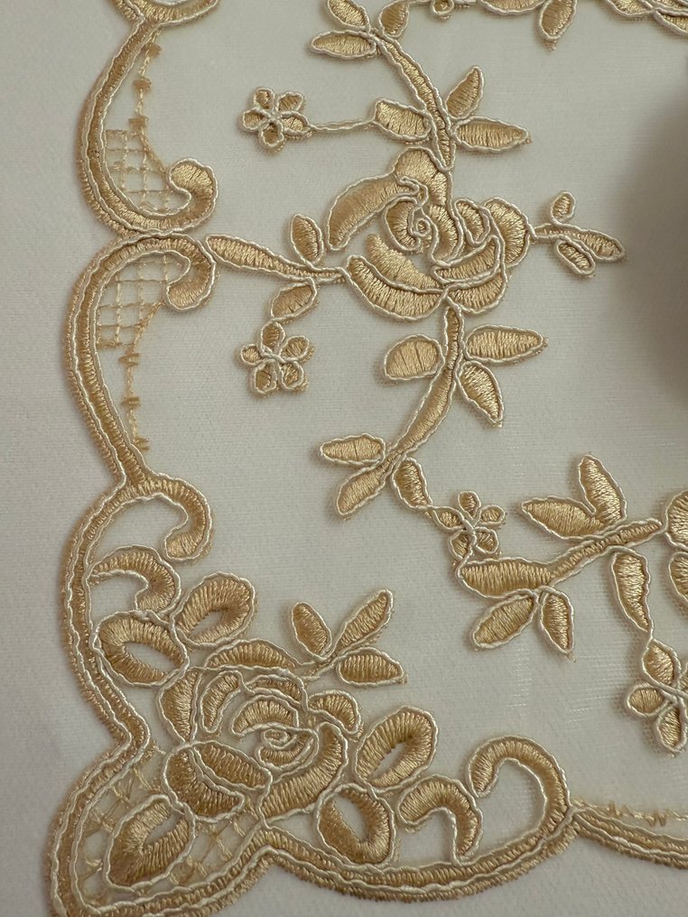 Elegant og prinsippfast broderte servietter i gulltråd - Broderi - 48 cm - 45 cm #4.3