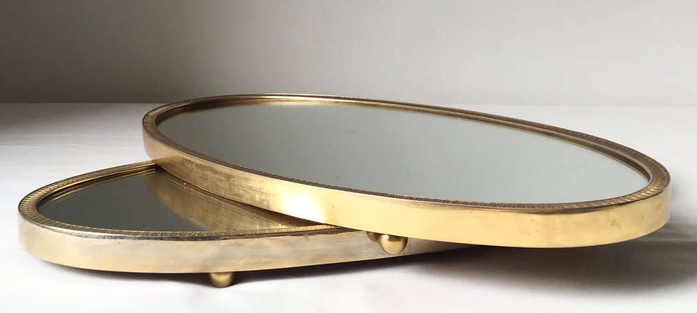 Δίσκος (2) - Καθρέπτες με πόδια με πλαίσιο από μπρούντζο, διακοσμημένοι με φύλλα ακανθού. #1.0