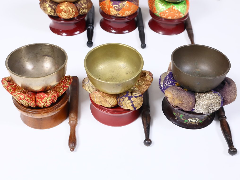 佛教物品 - 奥林钟佛教唱钵——多种材料与签名作品——10件套 - 昭和时期 - 无保留价 #4.3