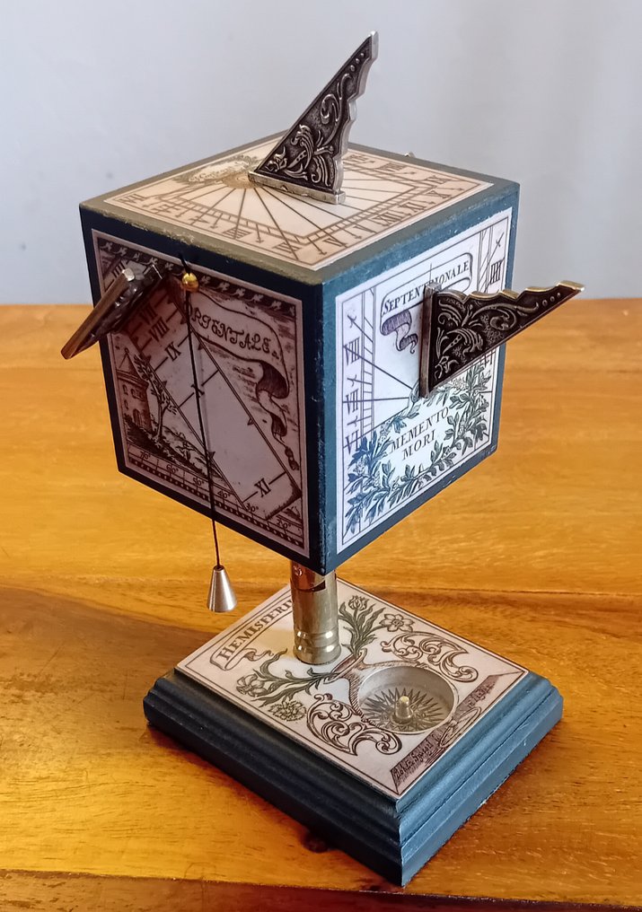 France - Quadrante solare multifacce per l'esterno o l'interno. - Legno, Carta, Vetro, Metallo - Francia - 1990-2000 - Quadrante solare multifaccia #1.0