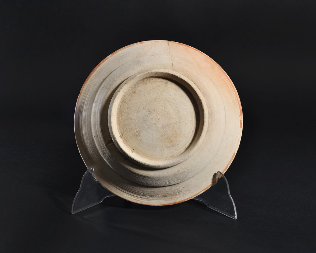 Daunia Terracota Prato com decoração de círculos concêntricos e uma coroa vegetal. #2.1