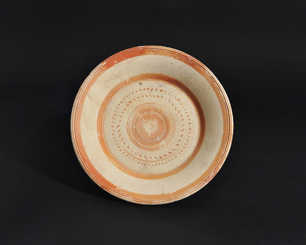 Daunia Terracota Prato com decoração de círculos concêntricos e uma coroa vegetal. #1.0