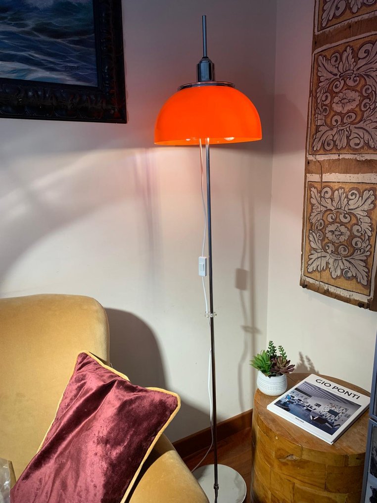 Harvey Guzzini, Luigi Massoni - Lámpara de pie - Vetro Opalino
Metallo
Plexiglass, Acero - Meblo - Mod. Faro #1.0