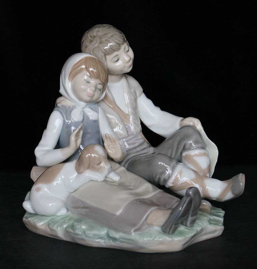 Lladró, DG2159 - Szobor, “Due fratelli si riposano" - 15 cm - Porcelán - 1970 #1.0