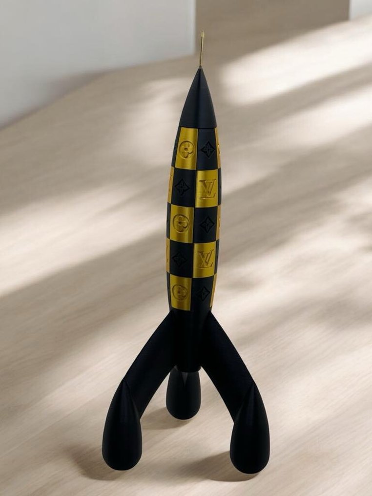 Art Stray-Nos - " Voyage Étoilé : Fusée Louis Vuitton en noir et or. " #2.1