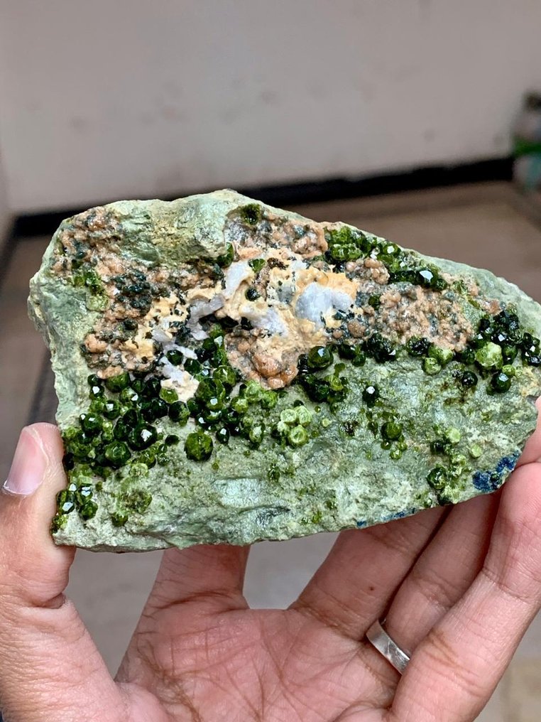 天然稀有绿色Demantoid石榴石晶体标本，附着基质 標本 - 高度: 65 mm - 闊度: 98 mm- 300 g #3.2