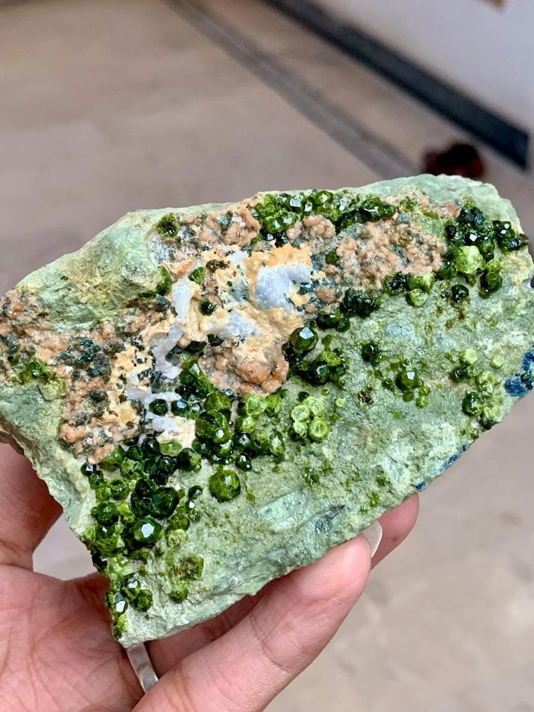 天然稀有绿色Demantoid石榴石晶体标本，附着基质 標本 - 高度: 65 mm - 闊度: 98 mm- 300 g #1.0