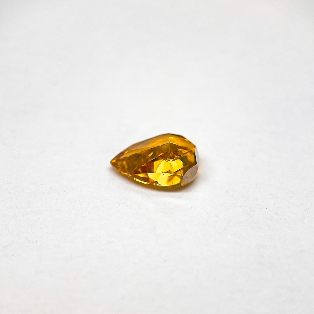 1 pcs Diamond  (Natural coloured)  - 1.26 ct - Pear - Fancy vivid Yellowish Orange - Not specified in lab report - Gemological Institute of America (GIA) #4.3