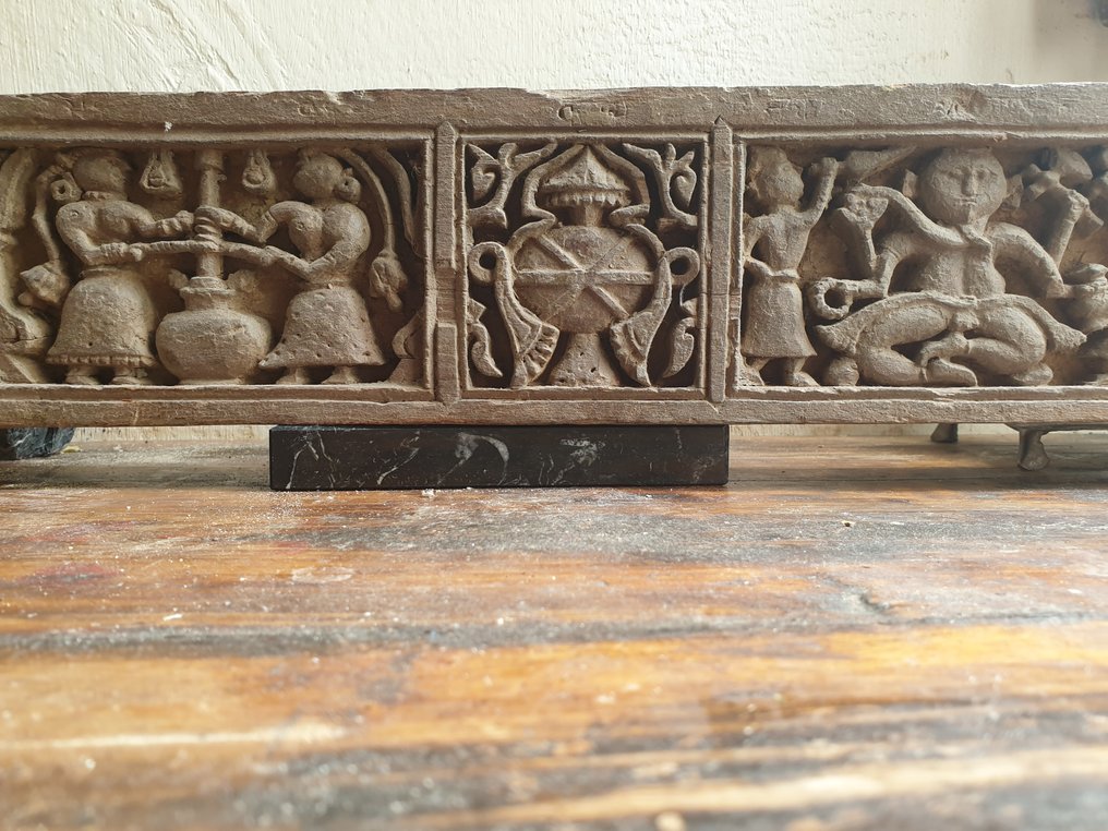 Jain Haveli的门楣中间描绘着丰盈的篮子，旁边是两位Ganesha。 - 木 - 印度 - 十六世纪至十七世纪 #1.0