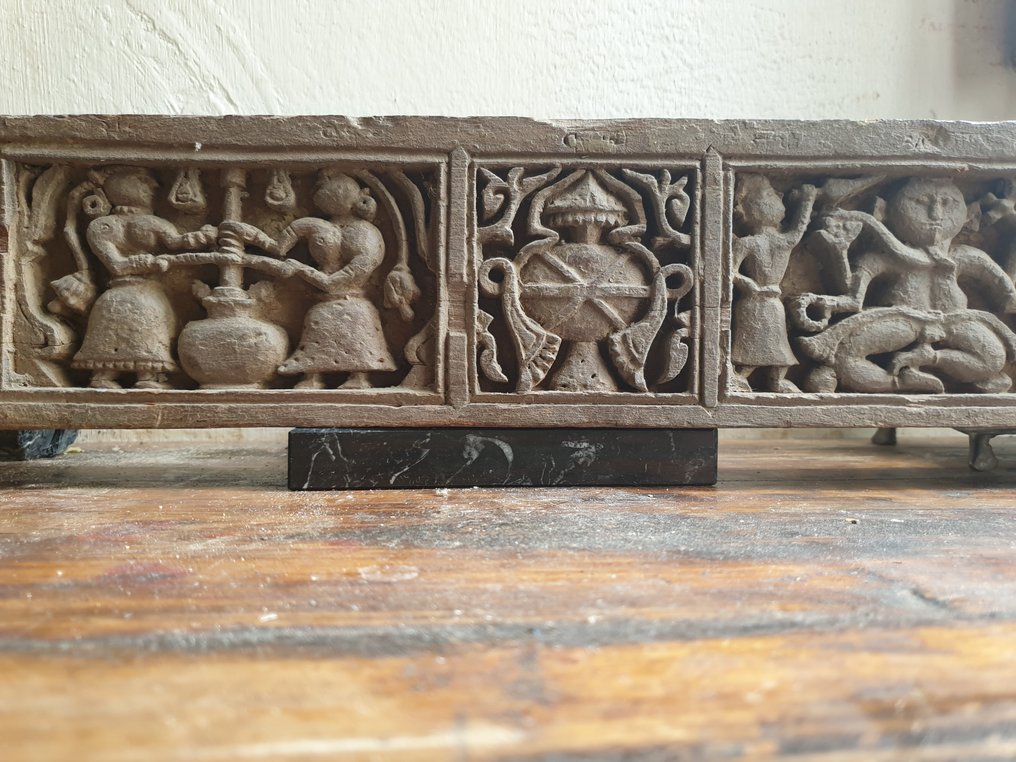 Jain Haveli的门楣中间描绘着丰盈的篮子，旁边是两位Ganesha。 - 木 - 印度 - 十六世纪至十七世纪 #3.2