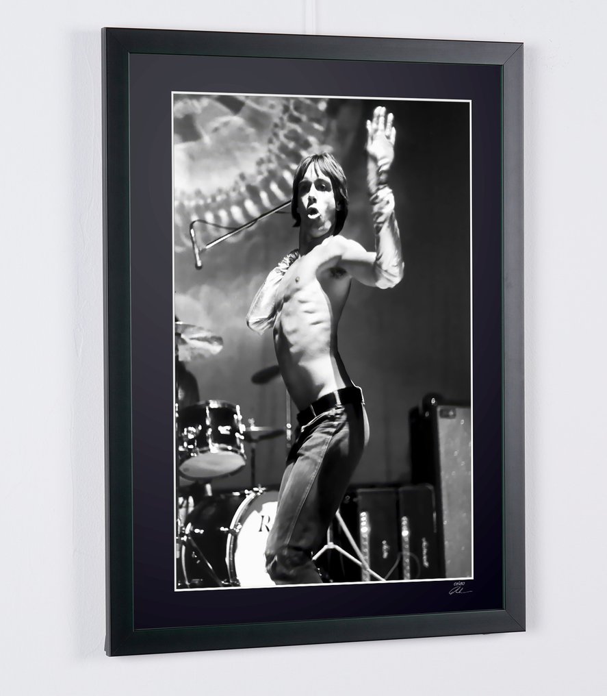 Iggy Pop - 1970 - Fine Art Photography - Luxury Wooden Frame 70X50 cm - Limited Edition 02 of 20 - Serial 130 - Original Certificate (COA), Hologram - 100% New. Shipping Reduction from 3 items #4.3