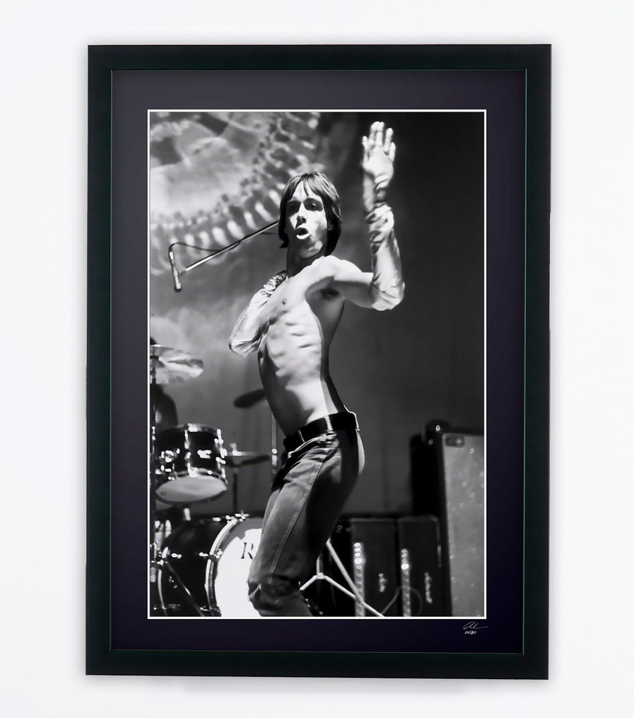 Iggy Pop - 1970 - Fine Art Photography - Luxury Wooden Frame 70X50 cm - Limited Edition 02 of 20 - Serial 130 - Original Certificate (COA), Hologram - 100% New. Shipping Reduction from 3 items #1.0