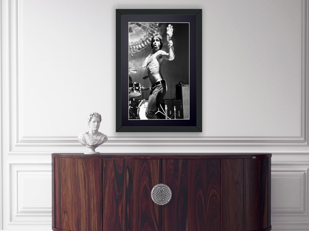 Iggy Pop - 1970 - Fine Art Photography - Luxury Wooden Frame 70X50 cm - Limited Edition 02 of 20 - Serial 130 - Original Certificate (COA), Hologram - 100% New. Shipping Reduction from 3 items #2.1
