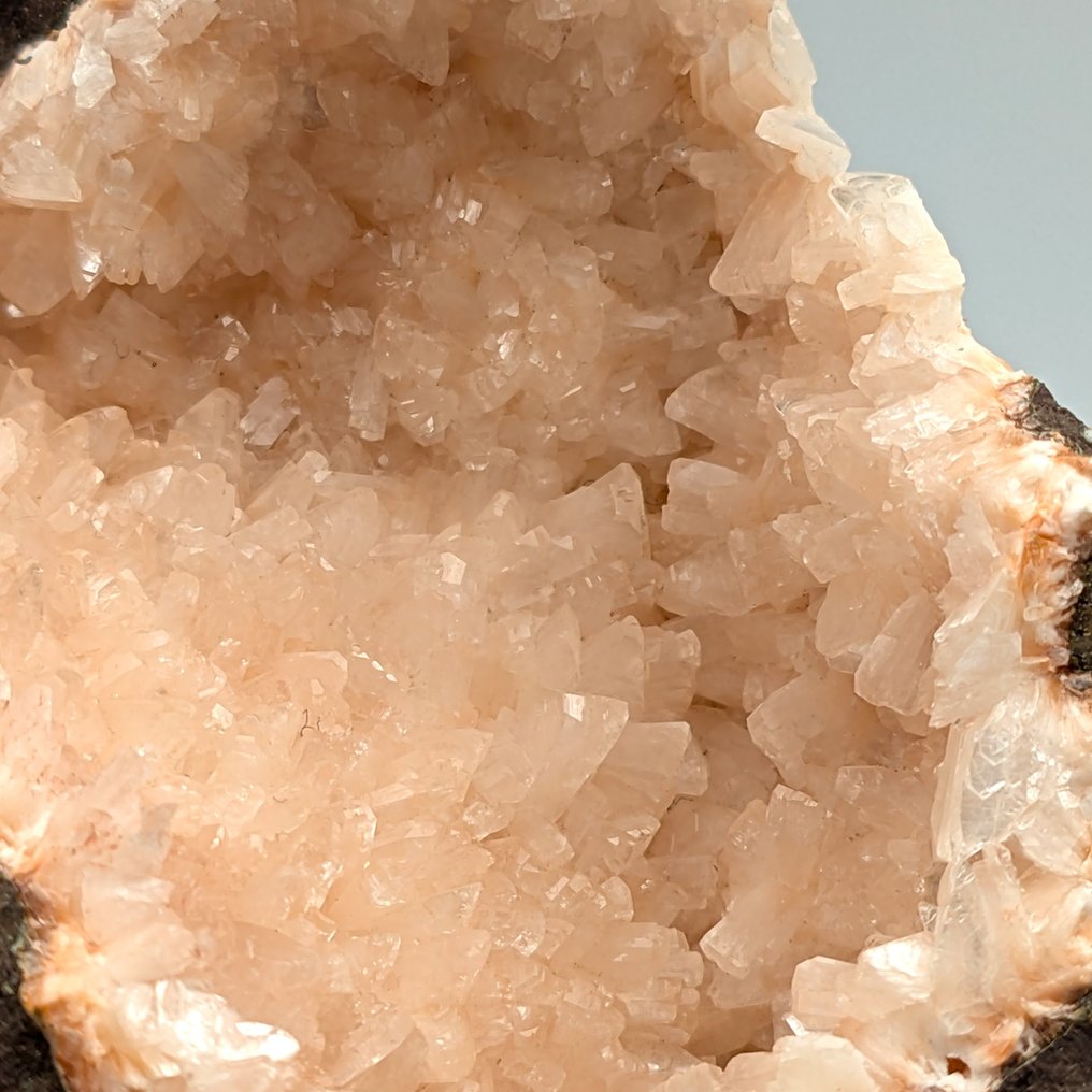 Äußerst seltame Geode aus Heulandit kanadisch! Intensives Rosa. Druse - Höhe: 99 mm - Breite: 77 mm- 387 g #2.1