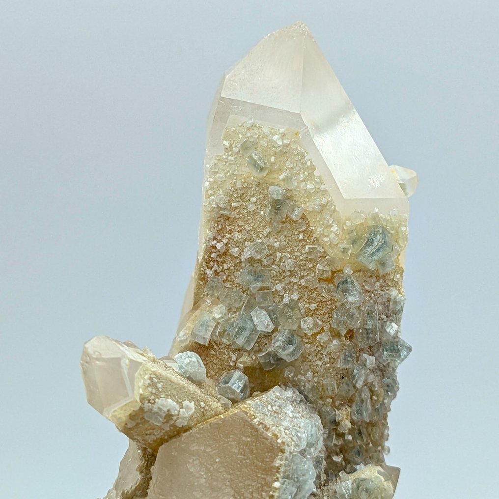 Quartz covered by blue apatite, hundreds of crystals. Crystals on matrix - Height: 123 mm - Width: 94 mm- 474 g #1.0