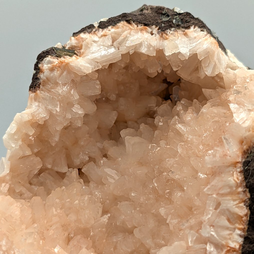 Äußerst seltame Geode aus Heulandit kanadisch! Intensives Rosa. Druse - Höhe: 99 mm - Breite: 77 mm- 387 g #1.0