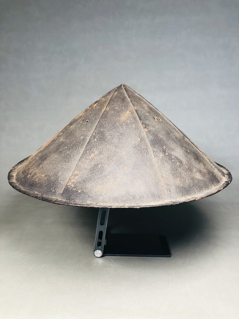 Hierro, Un jingasa de hierro muy raro Un jingasa de hierro con diseño Maru ni chigaikuginuki (un círculo y un extractor de clavos) en oro. - 13.3 cm #3.2