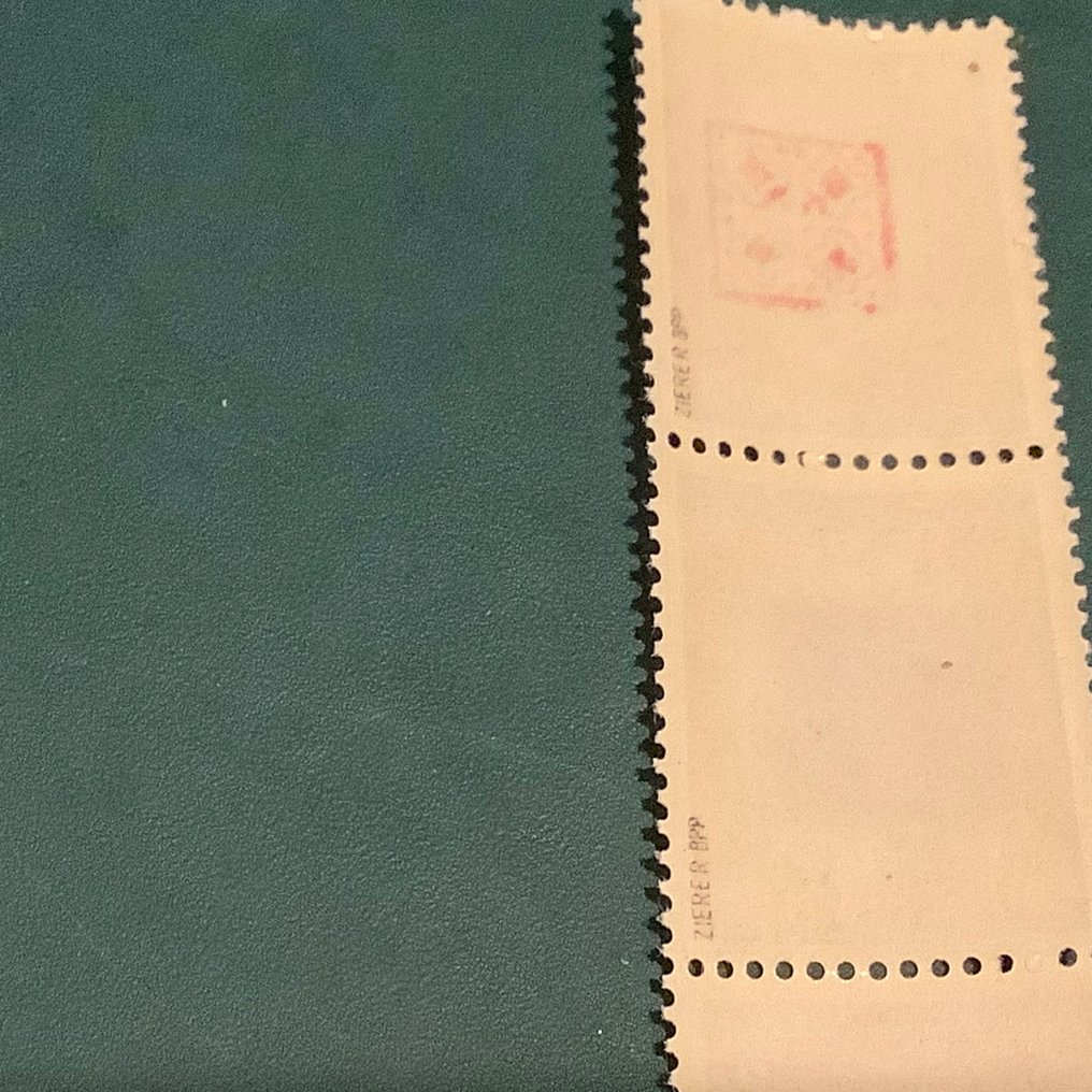 Γερμανία - Τοπικά ταχυδρομεία 1945 - Wurzen: 12 Pf σε λωρίδα των 3 με κόκκινο, μπλε και χωρίς υπέρθεση - άψογη υπογραφή Zierer. - Michel 8 #4.3