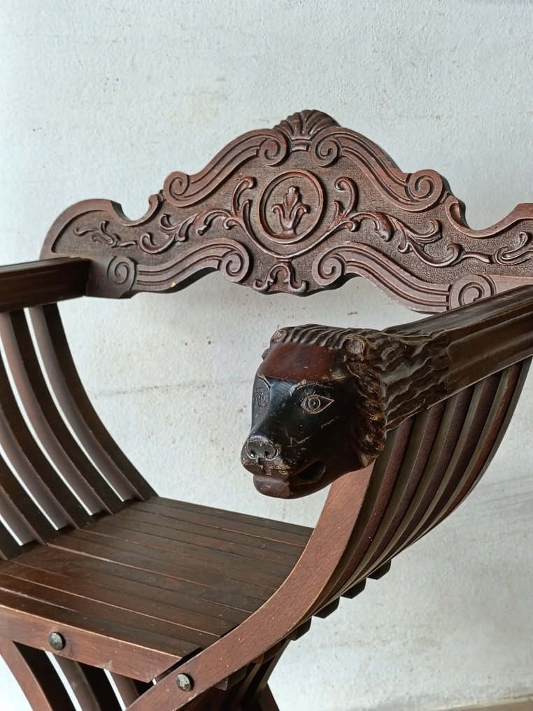 Stol - udskåret træ - Savonarola #2.1