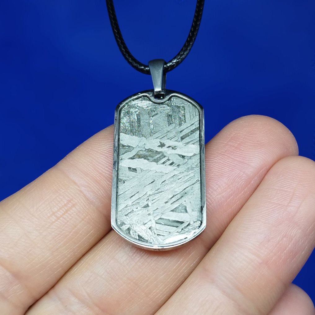 METEORITE ALETAI (Cina, 1898) Ciondolo in acciaio inossidabile con meteoritico di ferro. - 7 g #3.2