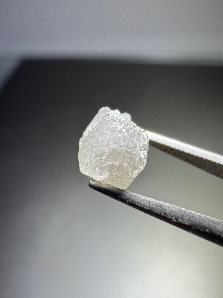 Light gray natural rough diamond. 1.14 carats. No reserve price! cubic - Height: 4,67 mm - Width: 4,66 mm- 0,23 g #3.2