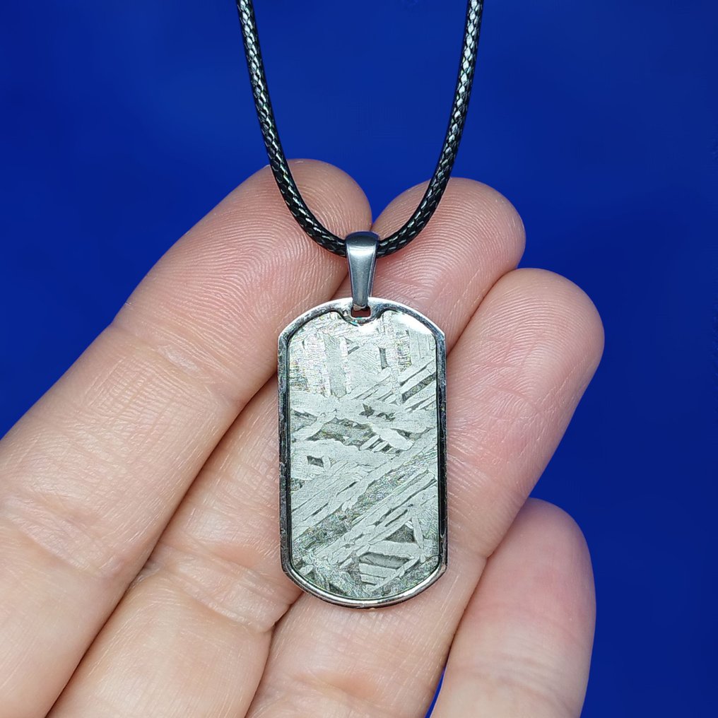 METEORITE ALETAI (Cina, 1898) Ciondolo in acciaio inossidabile con meteoritico di ferro. - 7 g #1.0