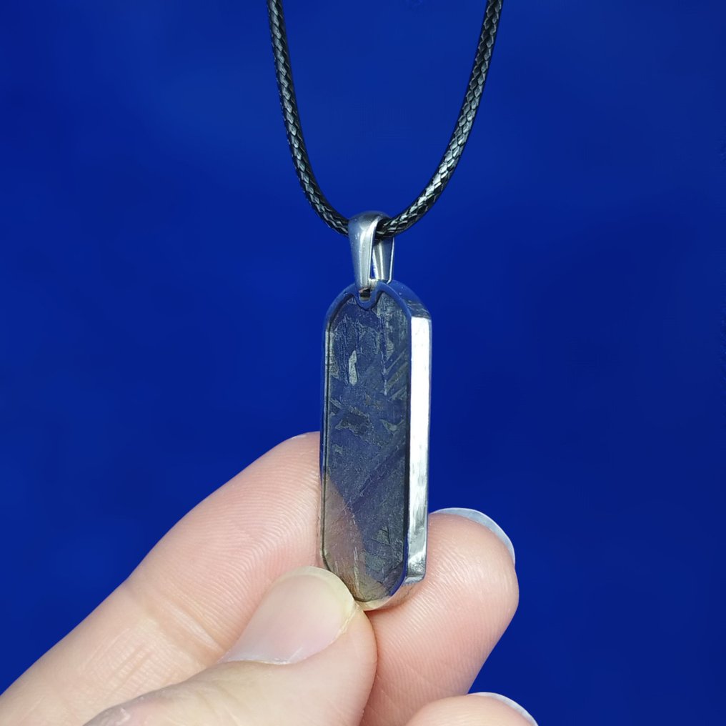 METEORITE ALETAI (Cina, 1898) Ciondolo in acciaio inossidabile con meteoritico di ferro. - 7 g #4.3