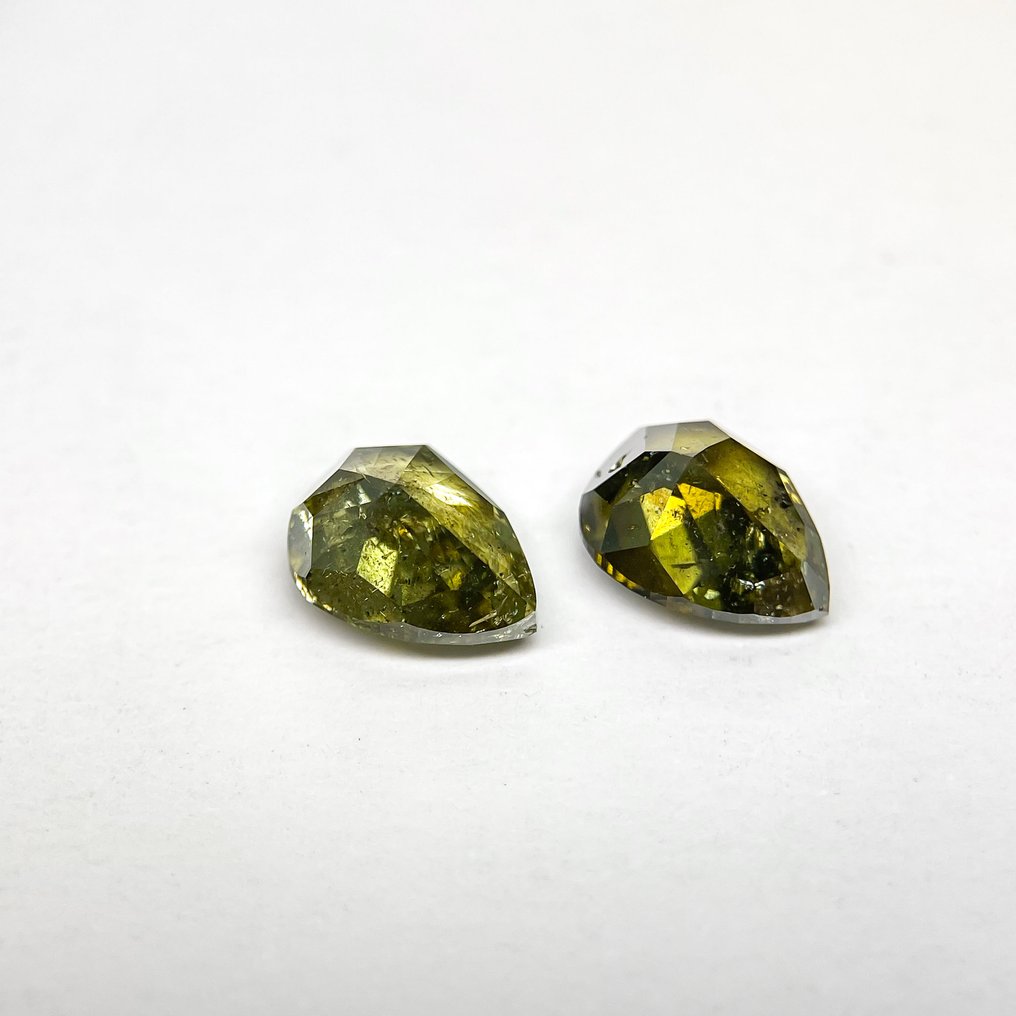 2 pcs 钻石  (天然色彩的)  - 4.04 ct - 梨形 - Fancy dark 棕色, 稍帶綠色的 黄色 - 实验室报告中未指明 - 美国宝石研究院（GIA） #2.1