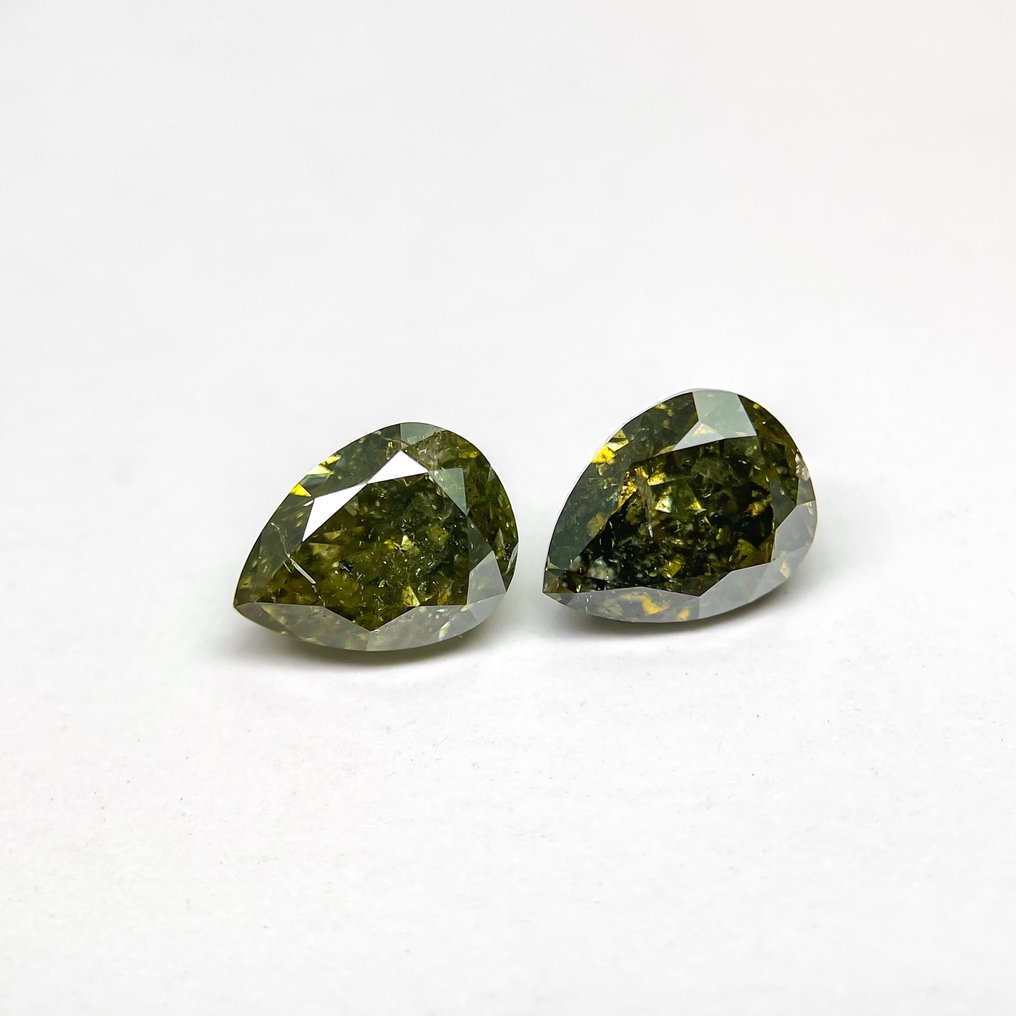 2 pcs 钻石  (天然色彩的)  - 4.04 ct - 梨形 - Fancy dark 棕色, 稍帶綠色的 黄色 - 实验室报告中未指明 - 美国宝石研究院（GIA） #1.0