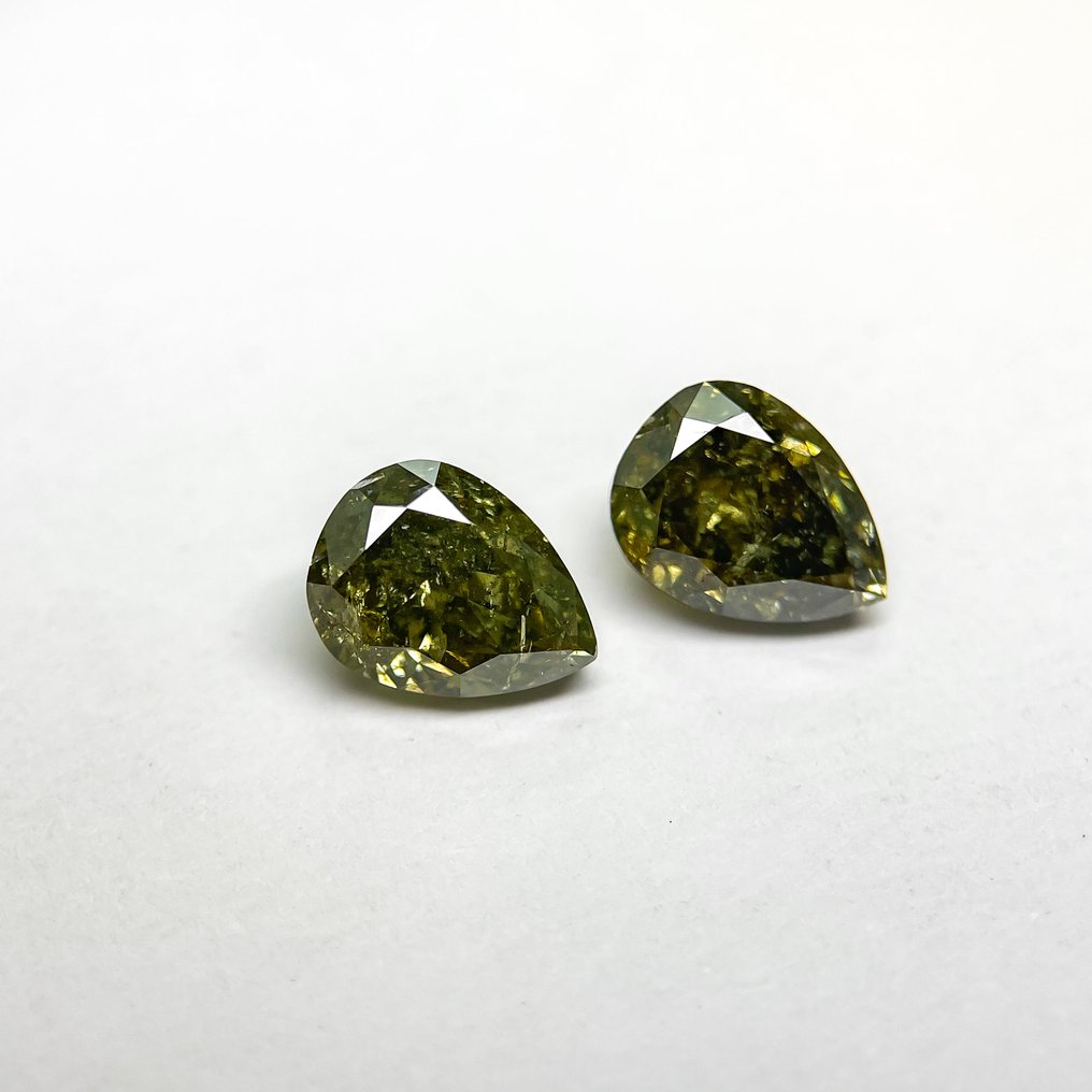2 pcs 钻石  (天然色彩的)  - 4.04 ct - 梨形 - Fancy dark 棕色, 稍帶綠色的 黄色 - 实验室报告中未指明 - 美国宝石研究院（GIA） #1.0