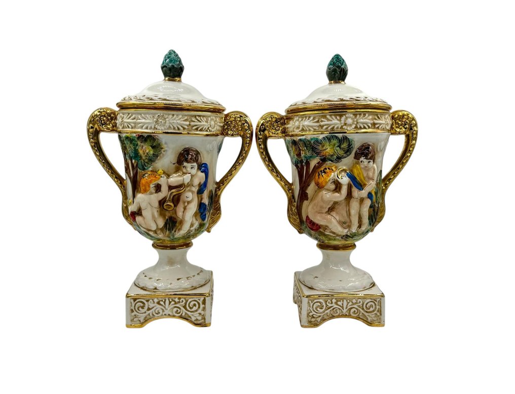 Capodimonte - Vase (2) - Splendide paire de vases en porcelaine de Capodimonte, décorés à la main - Porcelaine, Or #1.0