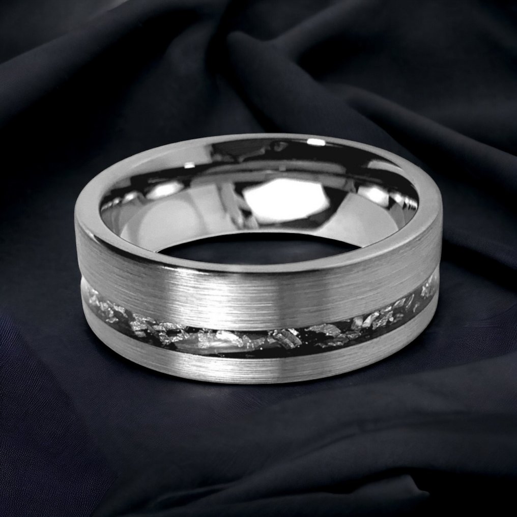 钨戒指。陨石镶嵌。 宇宙的能量掌握在你的手中。- 7 g #3.2